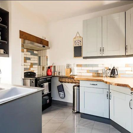 Lovely Three Bedroomed House, Parking 2 Cars London Eksteriør billede