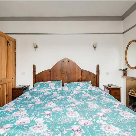 Lovely Three Bedroomed House, Parking 2 Cars London Eksteriør billede