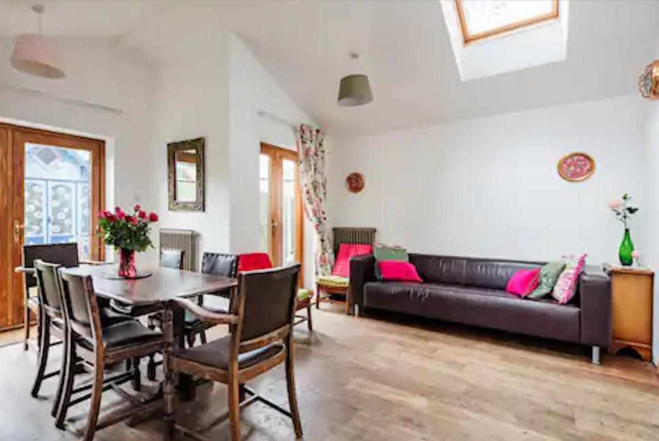 Lovely Three Bedroomed House, Parking 2 Cars London Eksteriør billede