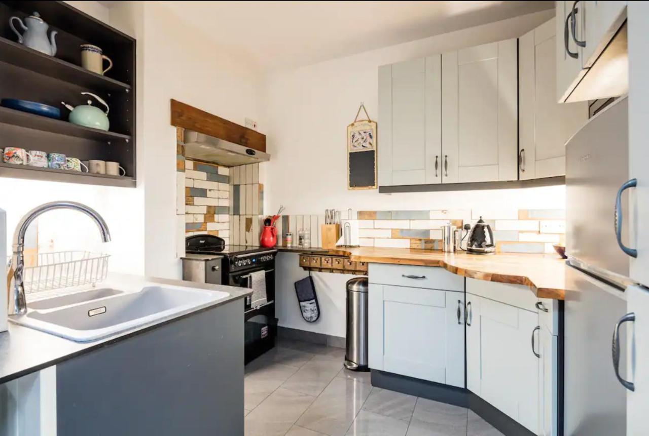 Lovely Three Bedroomed House, Parking 2 Cars London Eksteriør billede