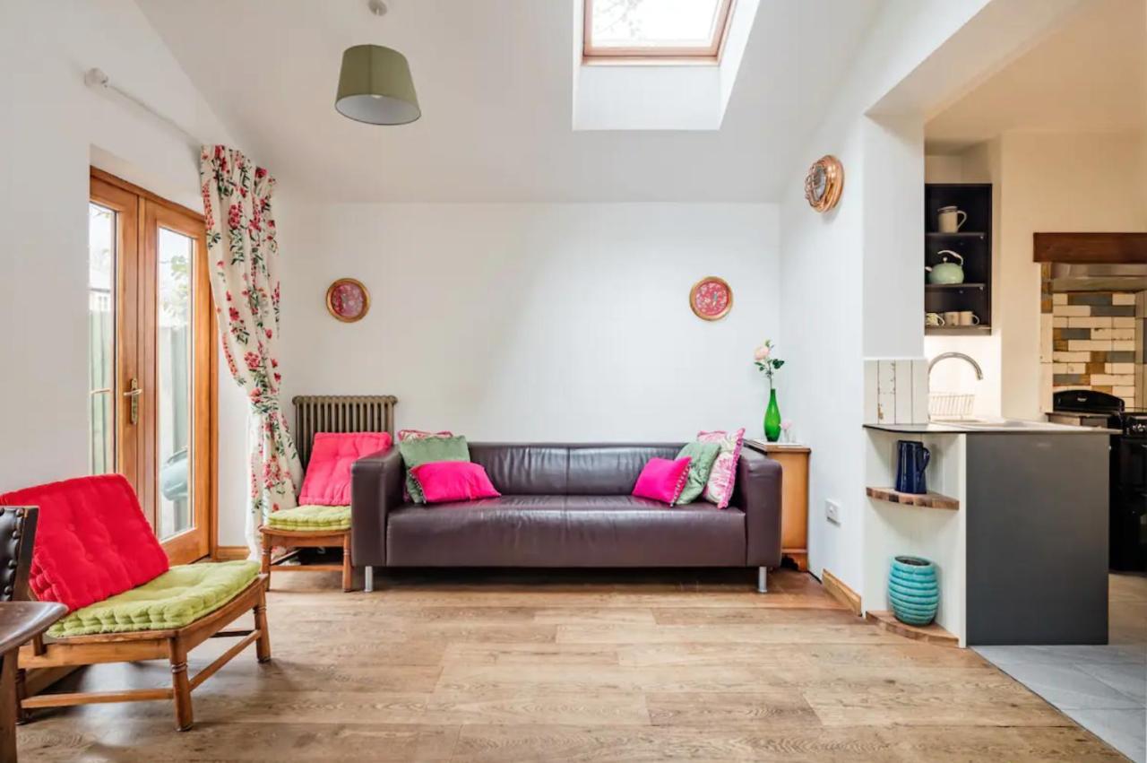 Lovely Three Bedroomed House, Parking 2 Cars London Eksteriør billede