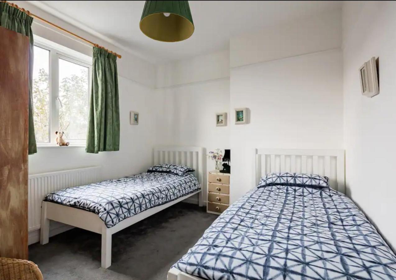 Lovely Three Bedroomed House, Parking 2 Cars London Eksteriør billede