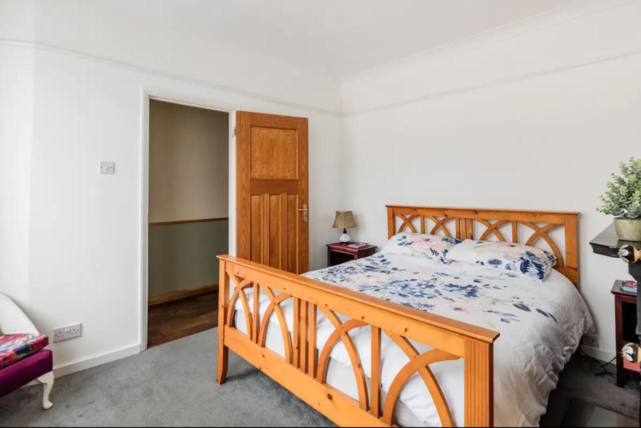 Lovely Three Bedroomed House, Parking 2 Cars London Eksteriør billede