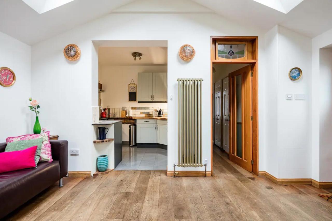 Lovely Three Bedroomed House, Parking 2 Cars London Eksteriør billede