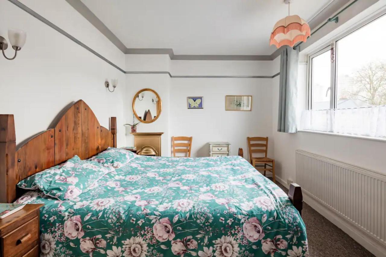Lovely Three Bedroomed House, Parking 2 Cars London Eksteriør billede