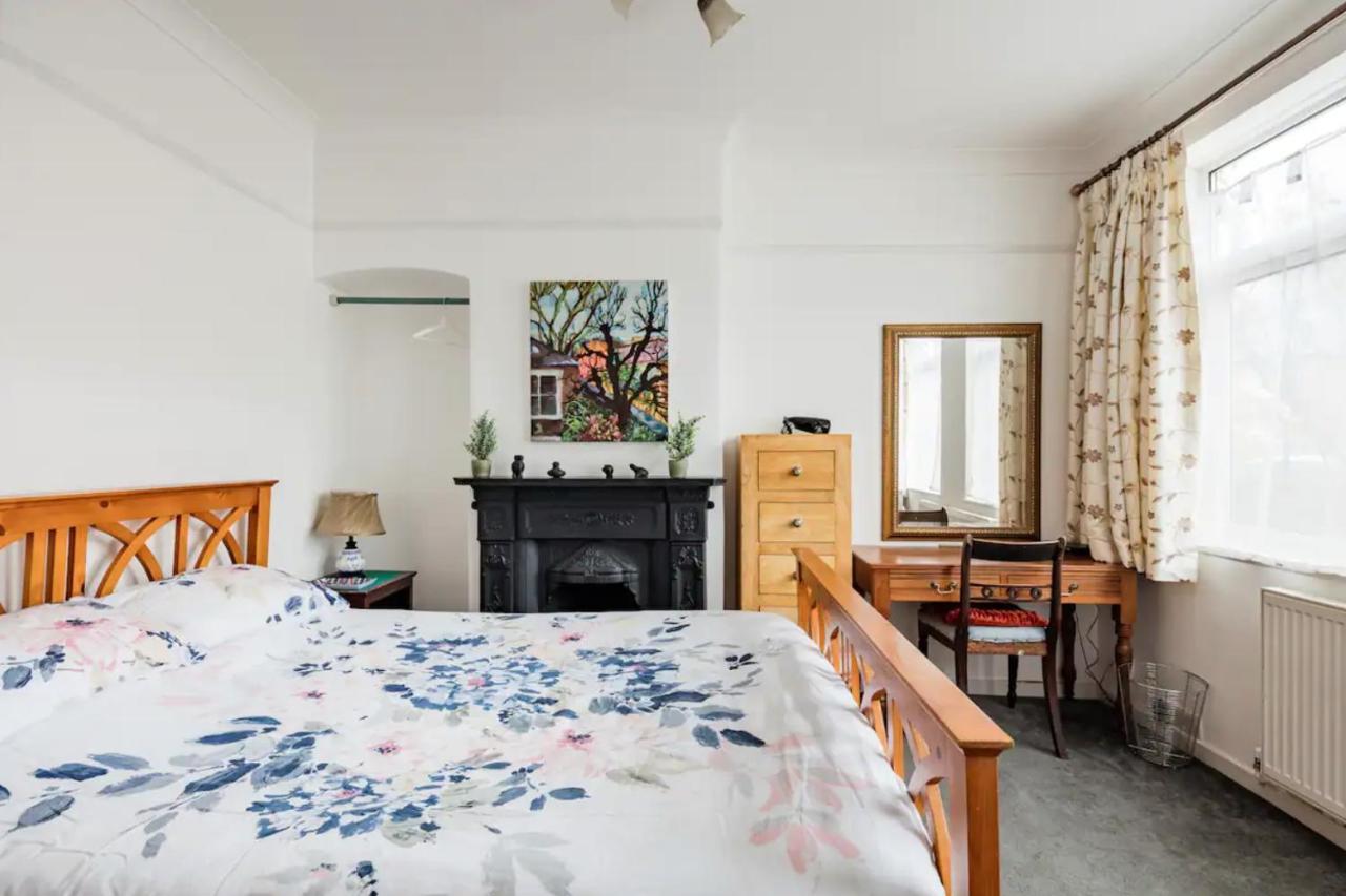 Lovely Three Bedroomed House, Parking 2 Cars London Eksteriør billede