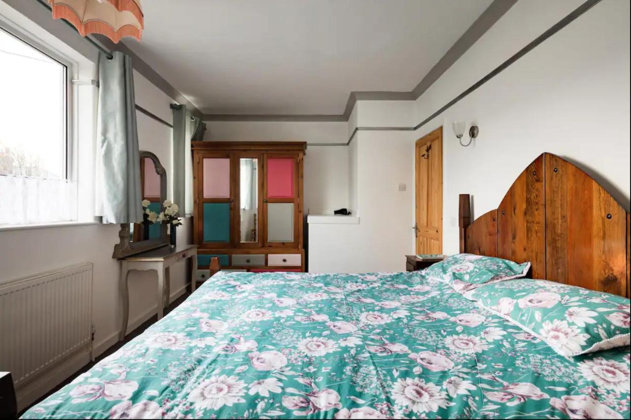 Lovely Three Bedroomed House, Parking 2 Cars London Eksteriør billede