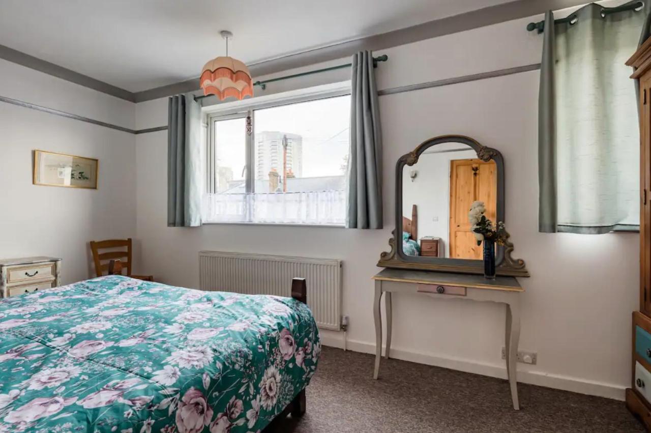 Lovely Three Bedroomed House, Parking 2 Cars London Eksteriør billede