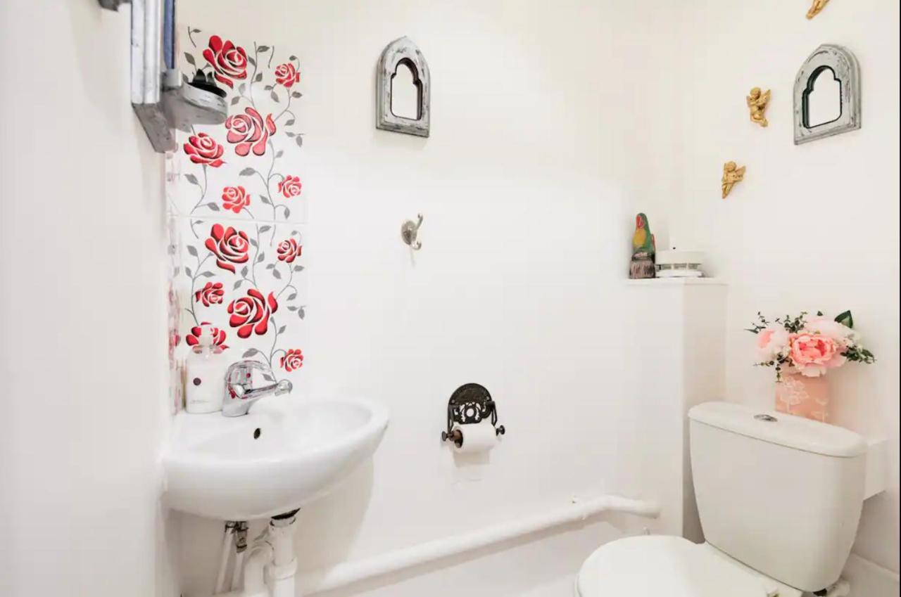 Lovely Three Bedroomed House, Parking 2 Cars London Eksteriør billede