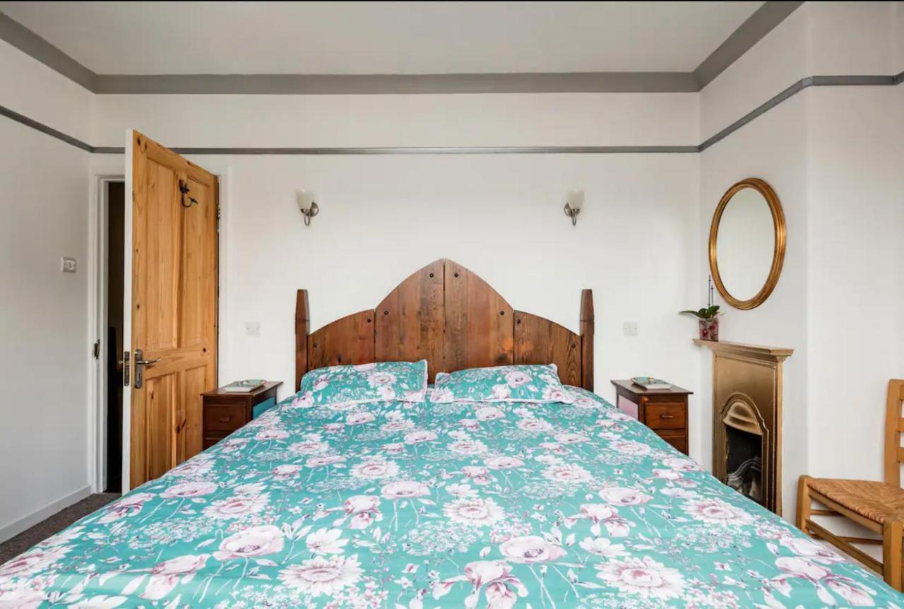 Lovely Three Bedroomed House, Parking 2 Cars London Eksteriør billede